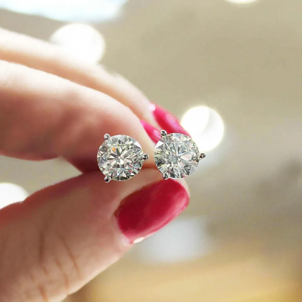 macro-shot-of-wedding-rings-decorated-with-flower
