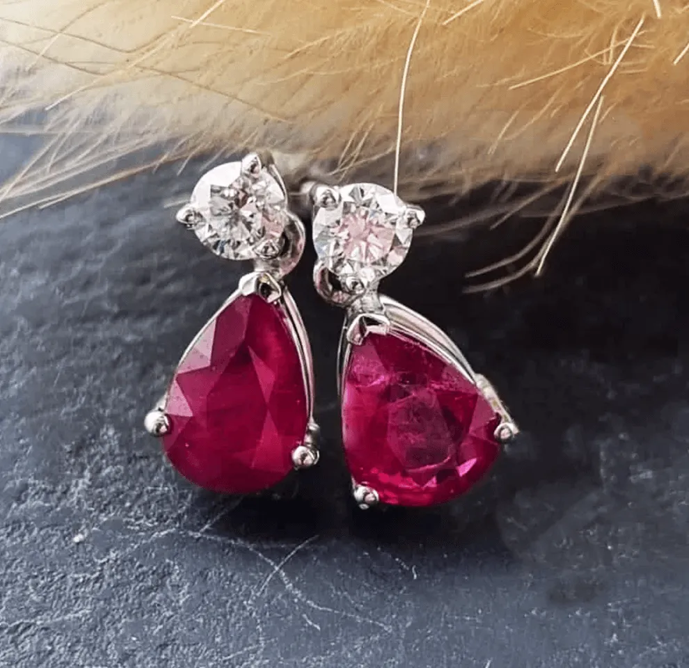 macro-shot-of-wedding-rings-decorated-with-flower
